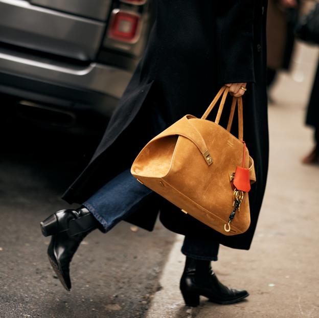 Mujer con botines negros con tacón