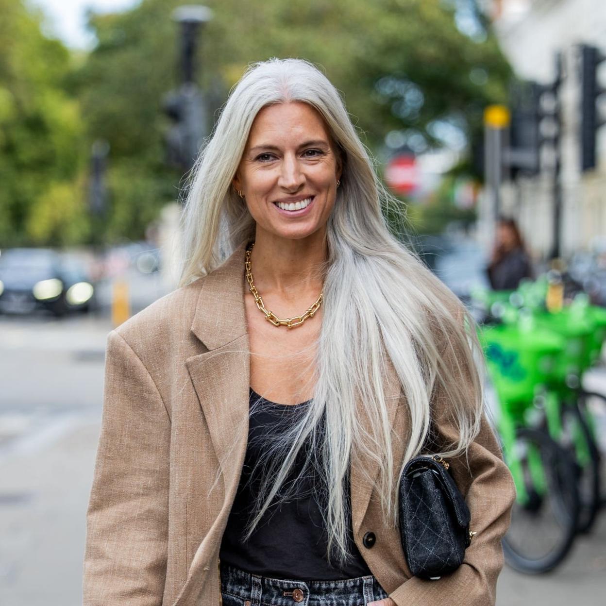 Los mejores champús para canas: cómo hacer frente al pelo blanco