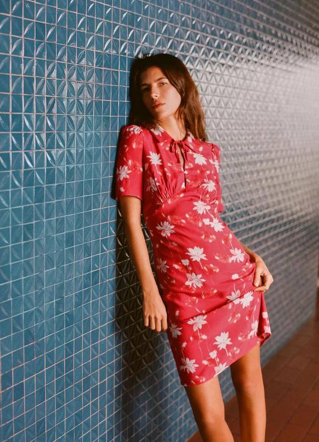 Vestido midi con estampado floral y lazo en el cuello