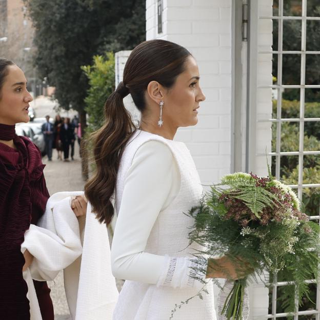 Almudena Montejo en la entrada a la boda.