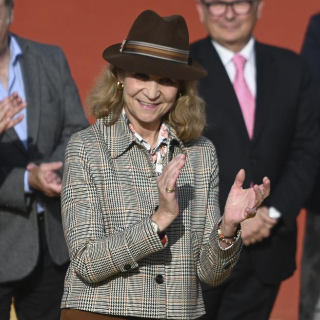 La infanta Elena estrena la chaqueta con estampado de cuadros que todas van a copiar esta primavera