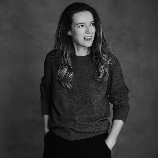 Retrato de Clare Waight Keller, la diseñadora británica de renombre que tiene su propia línea en Uniqlo.