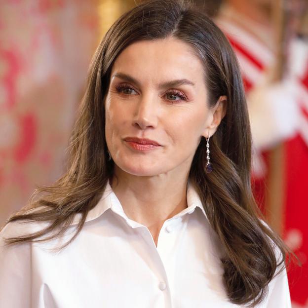 El truco para conseguir el gloss hair de la reina Letizia es este tratamiento bajo la ducha