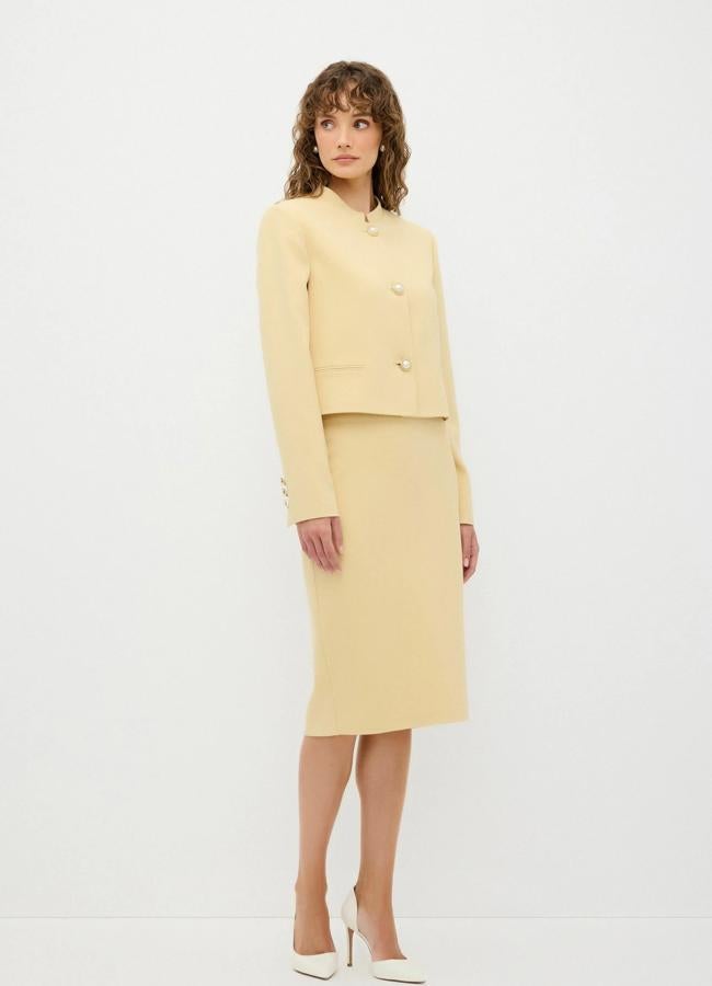 Traje de falda midi amarillo de adL, a la venta en Zalando: falda 64,95 euros y chaqueta 74,95 euros.