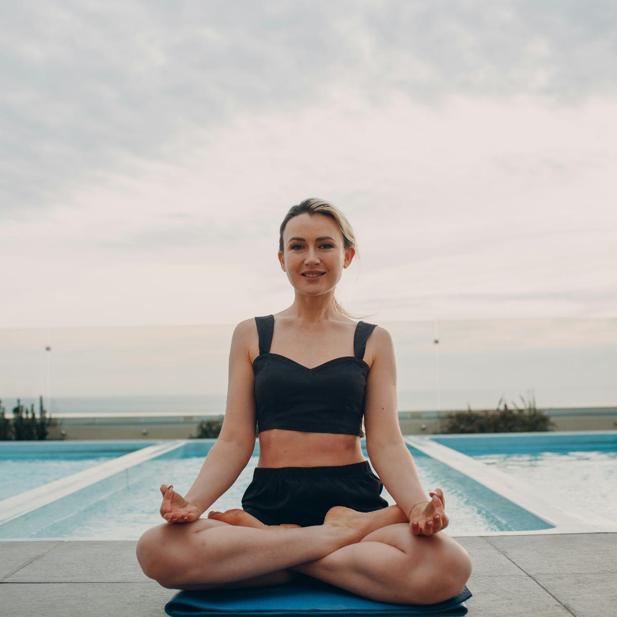 Mujer practicando yoga. /UNPLASH