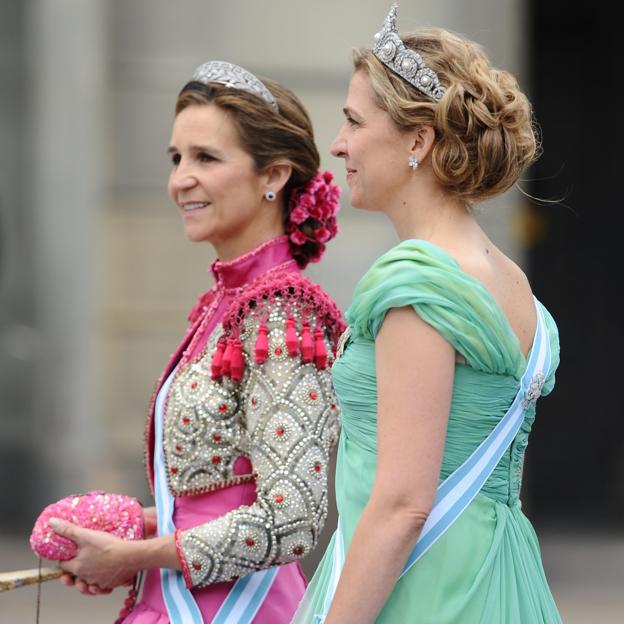 Las infantas Elena y Cristina, en una de sus apariciones más celebradas, en la boda de Victoria de Suecia, en 2010. 