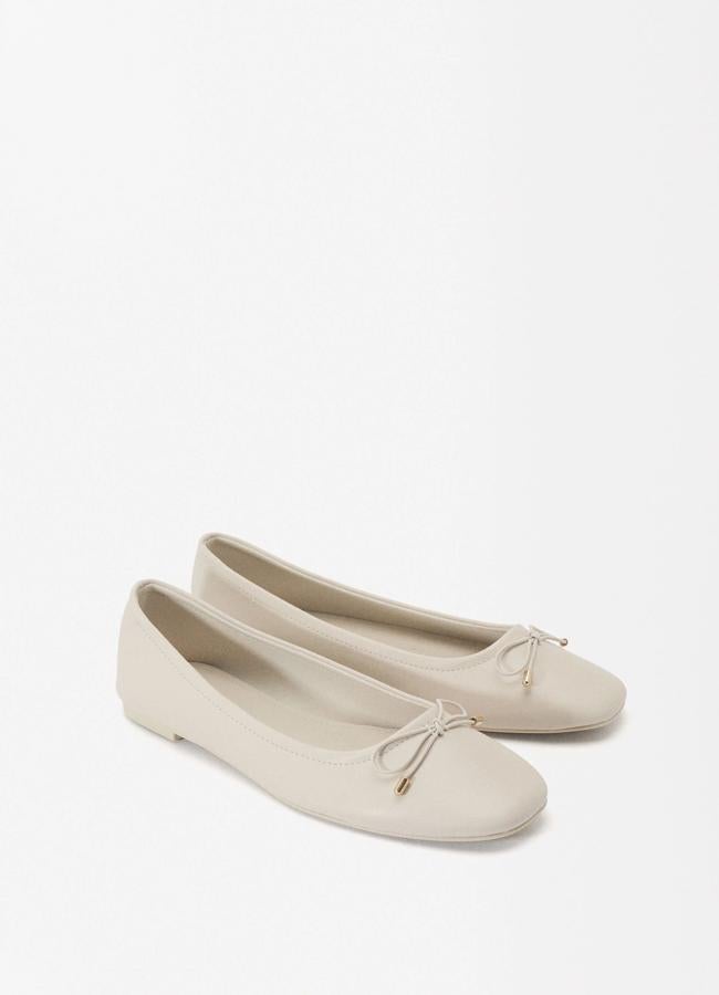 Bailarina en color blanco con detalle de lazo de Parfois (4,99 euros).