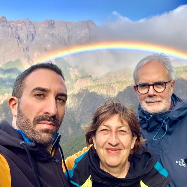 Los padres del humorista junto a su otro hijo, Daniel. 