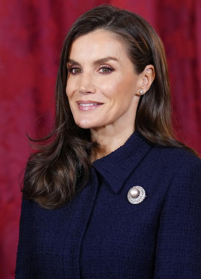 El broche de perla desmontable de la reina Letizia. Foto: Limited Pictures.