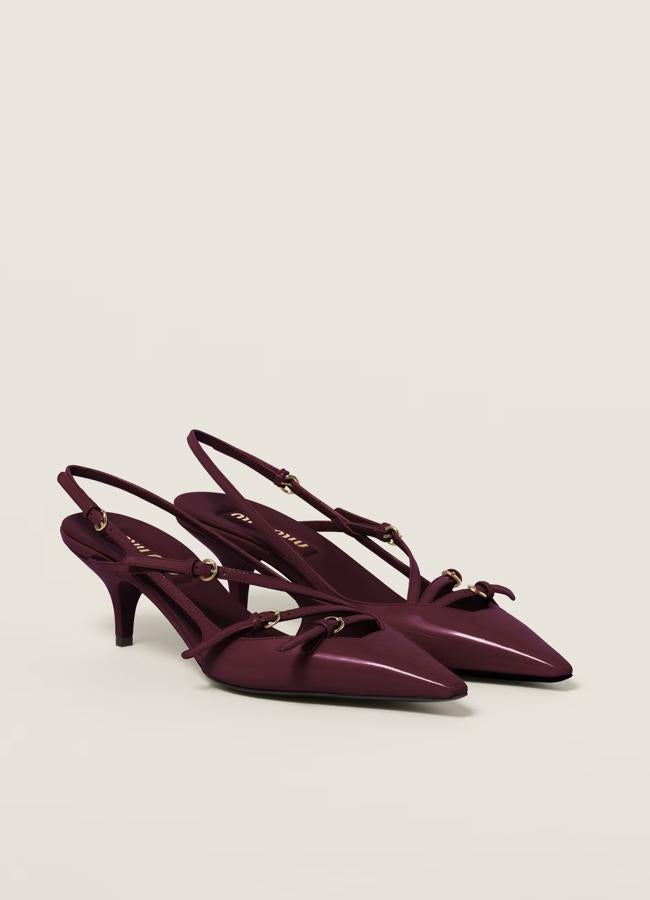 Slingbacks de charol con hebilla de Miu Miu, 990 euros.