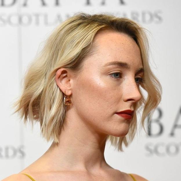 Saoirse Ronan con bob apilado ondulado con textura