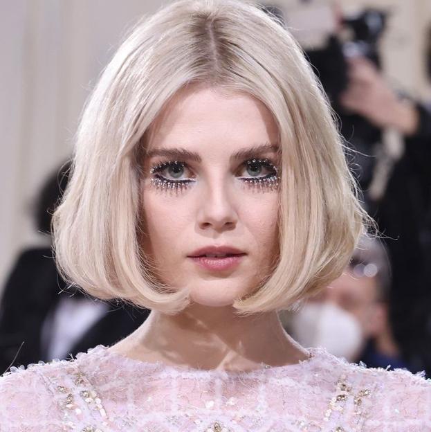 Lucy Boynton con stacked bob liso con puntas hacia dento