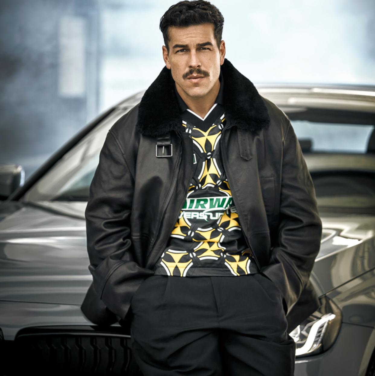 Mario Casas, con chaqueta con ribete de piel, de Cos; camiseta de fútbol en piel estampada, de Louis Vuitton; y pantalones de esmoquin de Pedro del Hierro./Fotografía: Valero Rioja / Estilismo: Greta Macchi