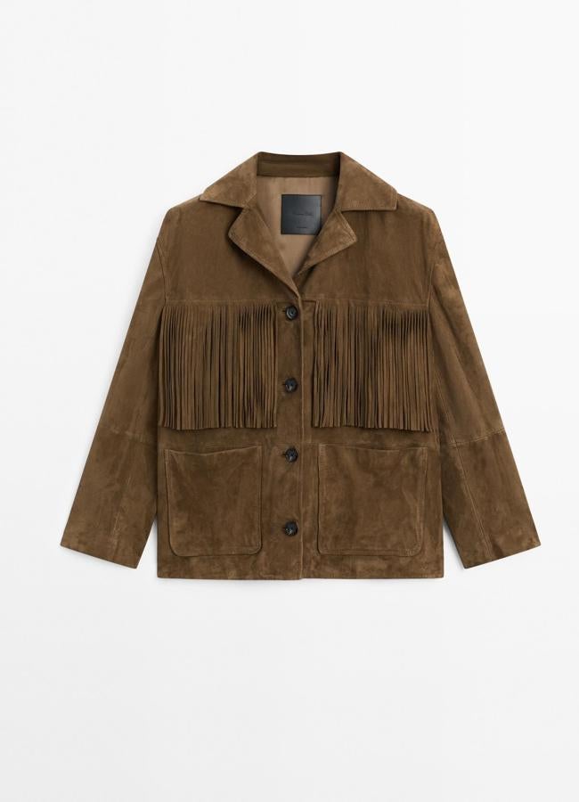 Chaqueta con tejido de ante y detalle de flecos en ante de Massimo Dutti.