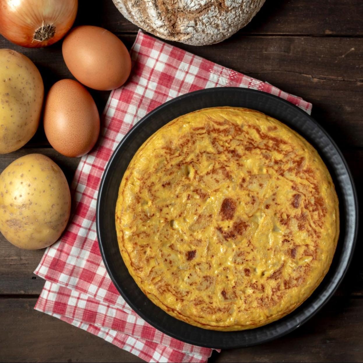 Los ingredientes de la receta de la tortilla de patata perfecta./getty images