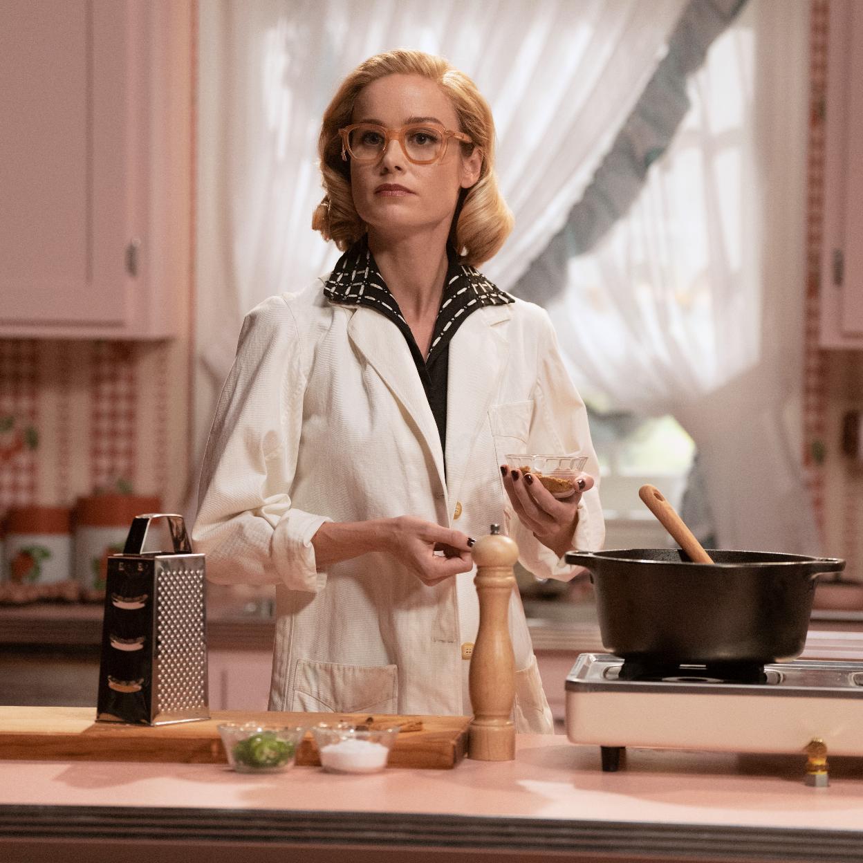 Brie Larsson como Elizabeth Zott en la adaptación del libro de Bonnie Garmus, Cocina con química./Apple tv+