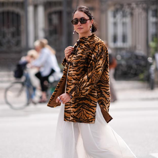 Chaquetas animal print tendencia que todas las influencers llevan para derrochar estilo con básicos