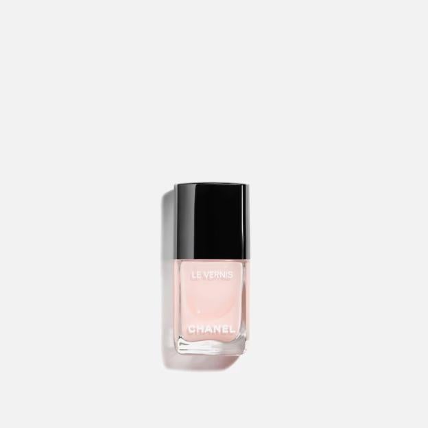 Esmalte de uñas Le Vernis en rosa de Chanel.