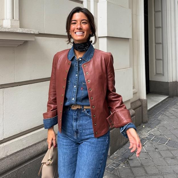 Influencer con un total look denim con pañuelo al cuello