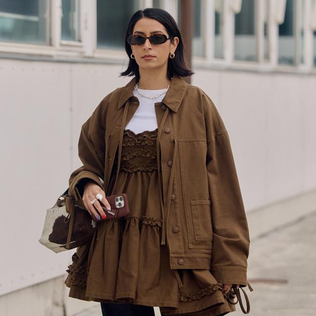 Mujer con básicos tendencia de primavera