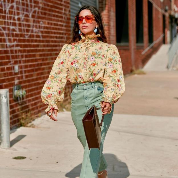 Influencer con camisa estampada primaveral