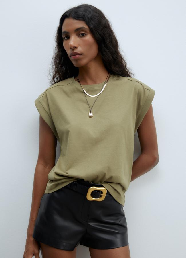 Camiseta básica en color verde kaki de Sfera 6,99€)