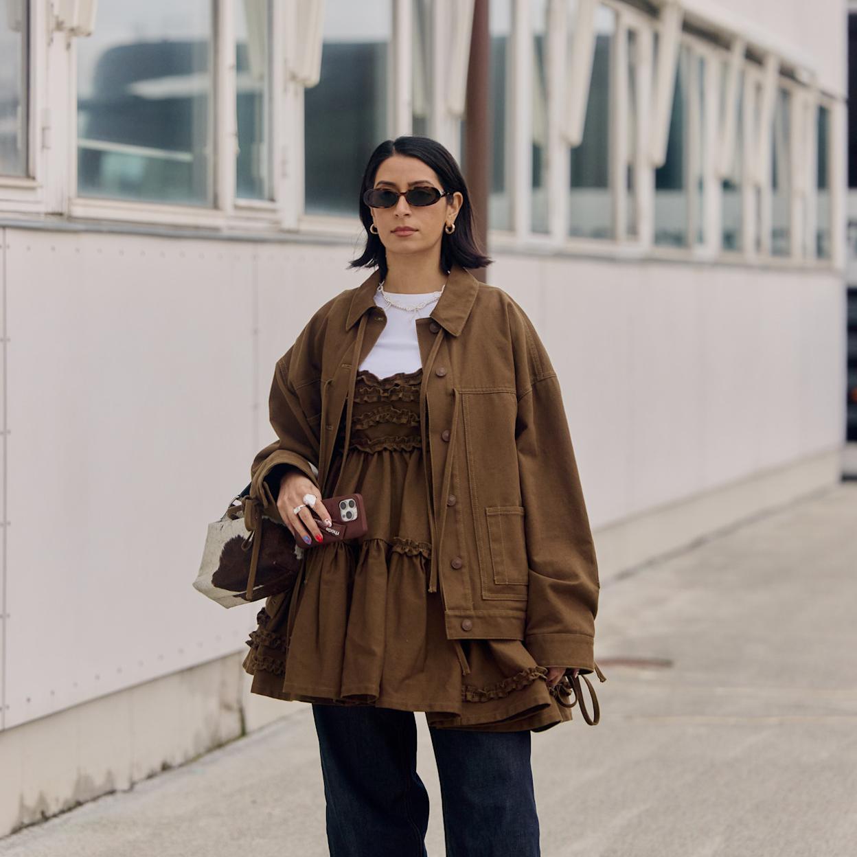 Esta primavera te lanzarás a la combinación de vestido-pantalón gracias a este look de Stradivarius