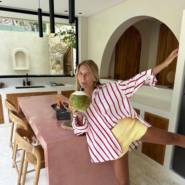 Una influencer con camisa de rayas verticales en rojo.