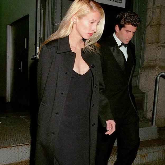 Carolyn Bessette-Kennedy con vestido negro.