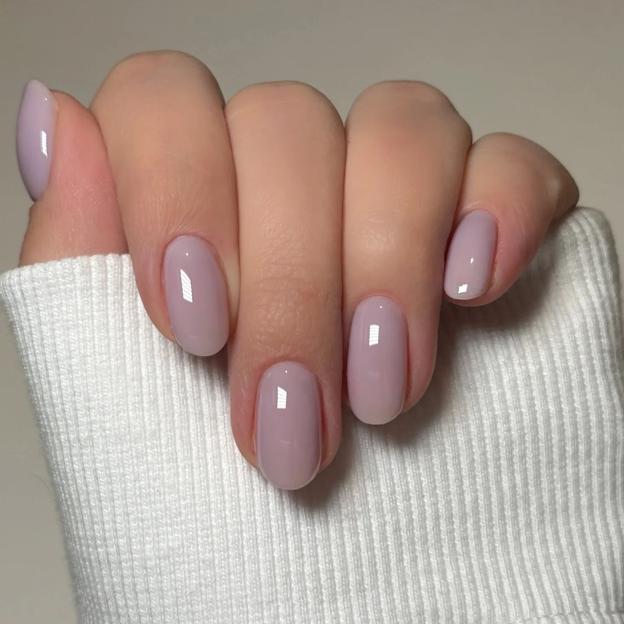 Color de uñas tendencia para primavera lavanda