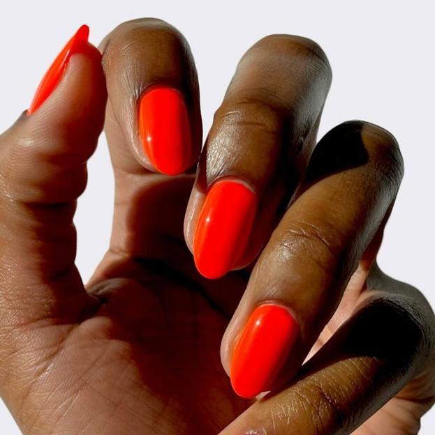 Manicura tendencia para primavera color rojo lava