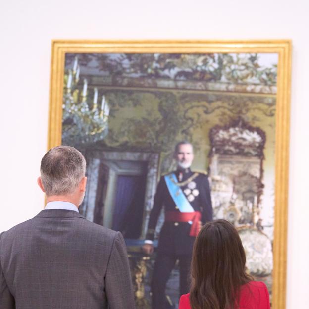 Los reyes Felipe y Letizia contemplaron sus retratos durante varios minutos, juntos y por separado. 