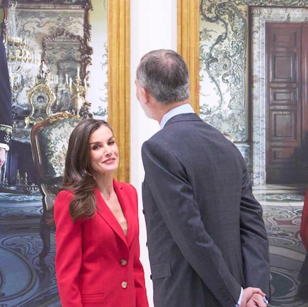 El momento en el que los (inaudibles) comentarios del rey Felipe sobre su propio retrato hicieron sonreír a la reina Letizia. 