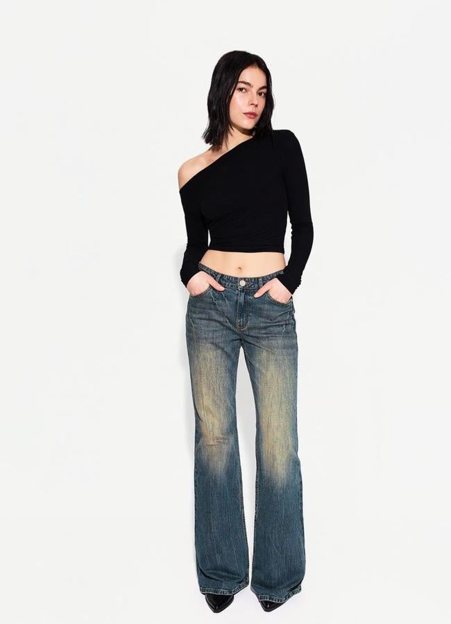 Jeans flare con lavado beige de Bershka, 29,99 euros.