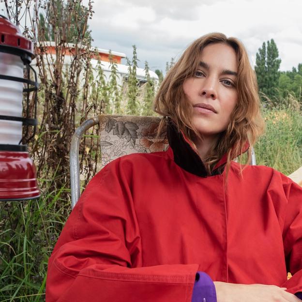 Alexa Chung con gabardina de Barbour.