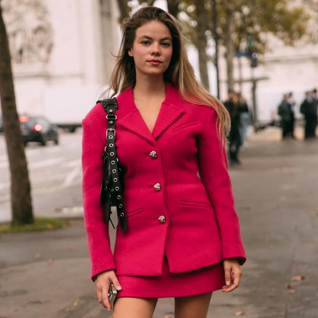 Mujer con look rosa fucsia