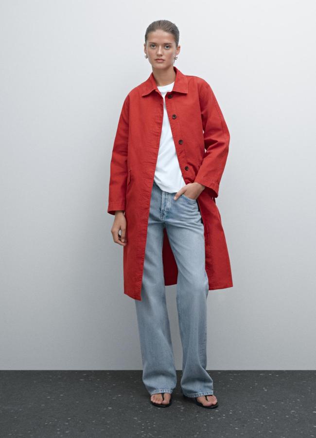 Gabardina en color rojo de Massimo Dutti (169 euros):