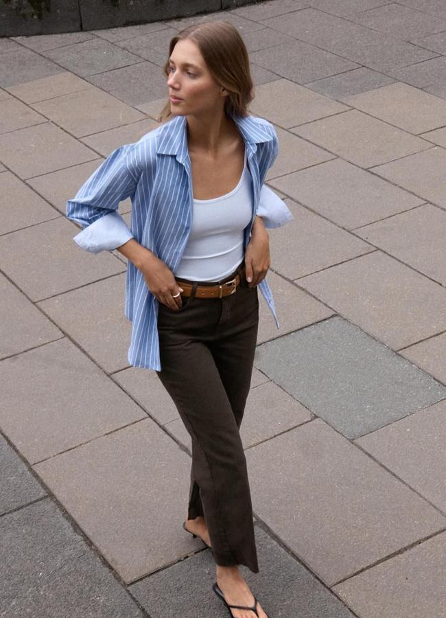 Look con básicos de Zara que mezcla camisa de rayas, camiseta básica y jeans de color marrón