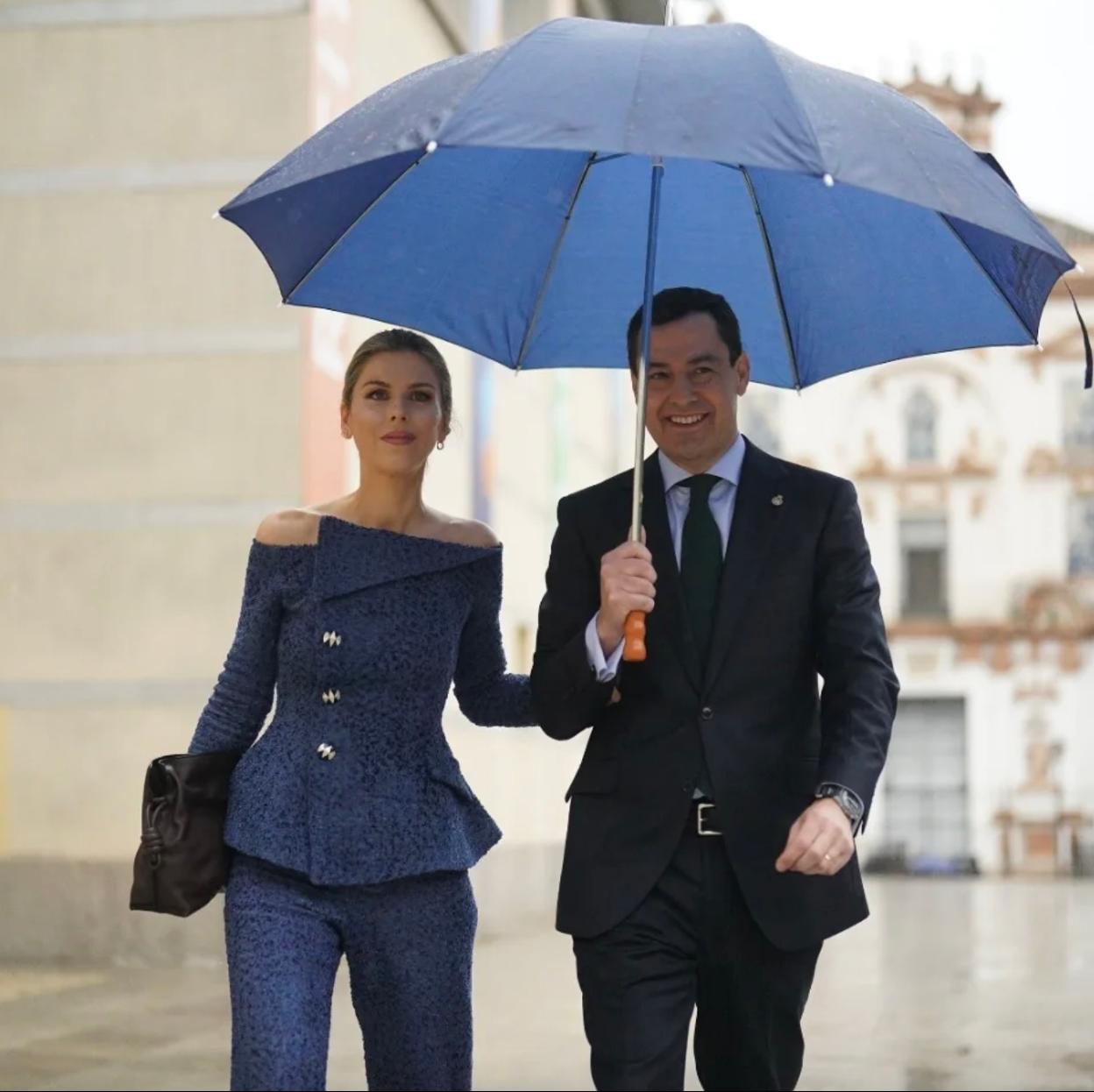 Manuela Villena y Juana Moreno en su llegada a la celebración del Día de Andalucía./@juanmamorenobonilla