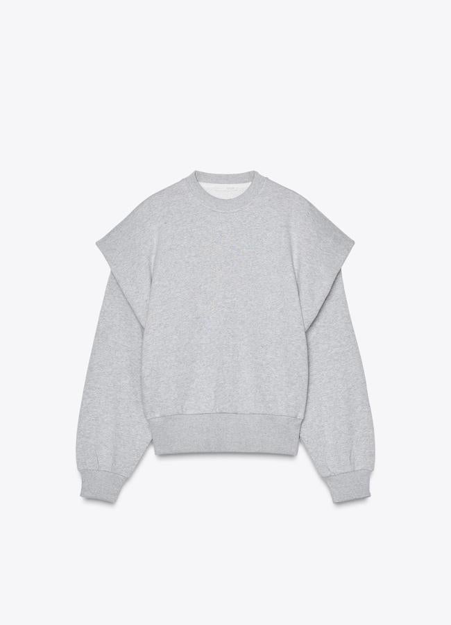 Sudadera en gris de Zara (35,95 euros).