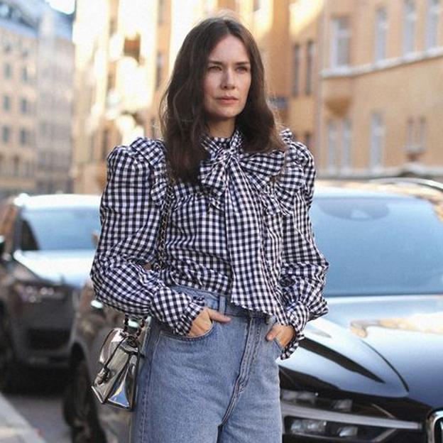 Influencer con blusa de vichy