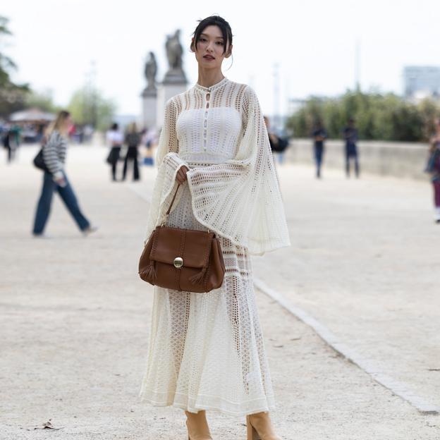 Mujer con vestido bordado