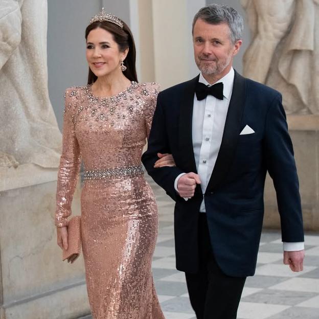 El look más royal de Mary de Dinamarca: vestido de pedrería repetido y tiara con historia