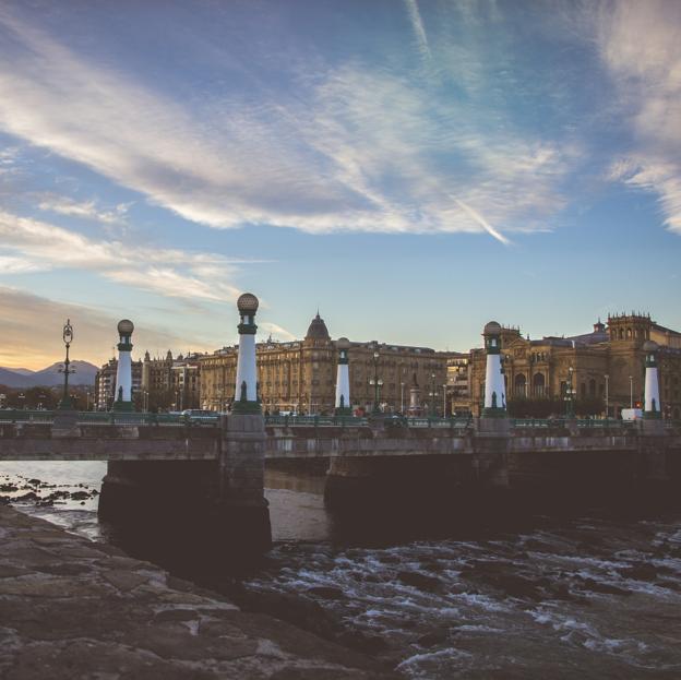 El puente de Zurriola de San Sebastián, la ciudad escenario de la novela de Arturo del Burgo, No Mientas.