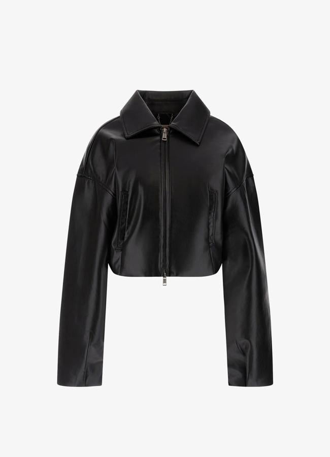 Chaqueta de cuero cropped en negro de Guess, 75 euros.