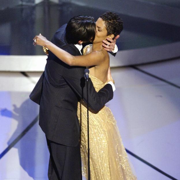 Adrien Brody y Halle Berry, en el beso de los Oscar de 2003. 