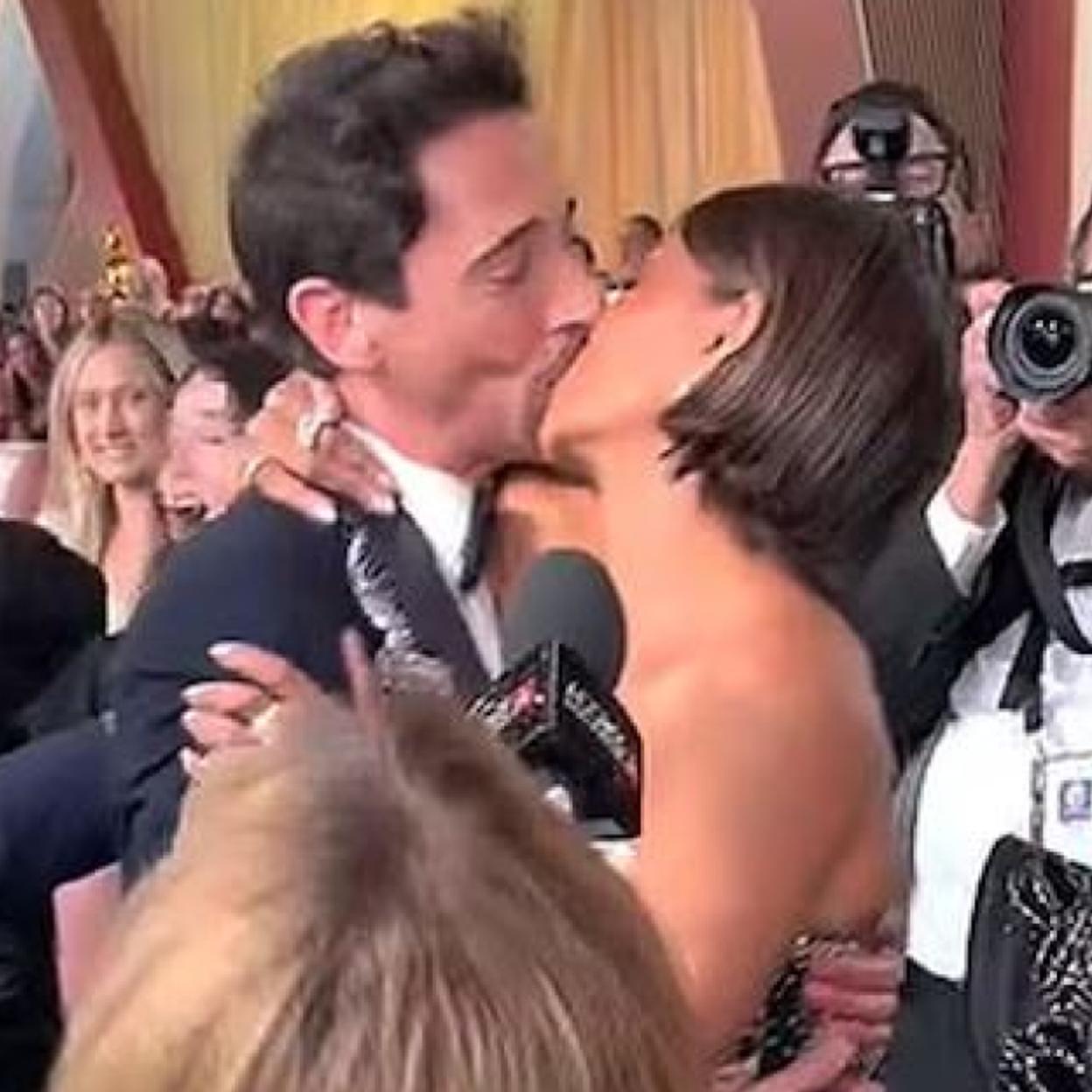 El beso viral de Halle Berry y Adrien Brody. /@theacademy