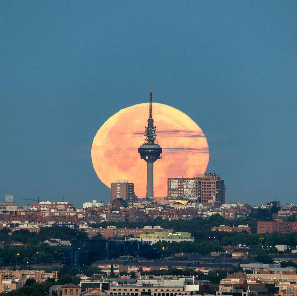 Súper Luna sobre la ciudad de Madrid./pexels