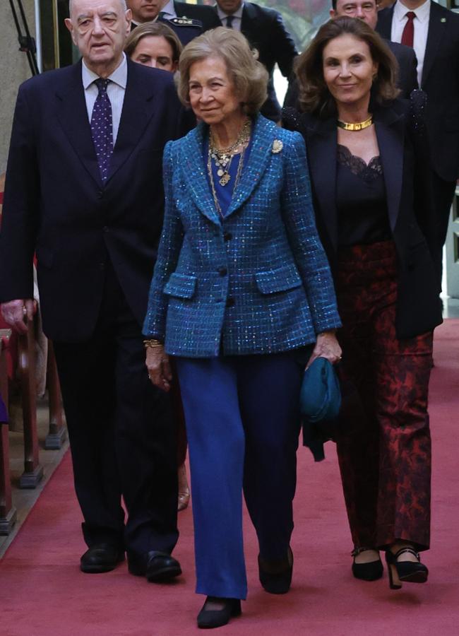 La reina Sofía con total look en azul. Foto: Gtres.