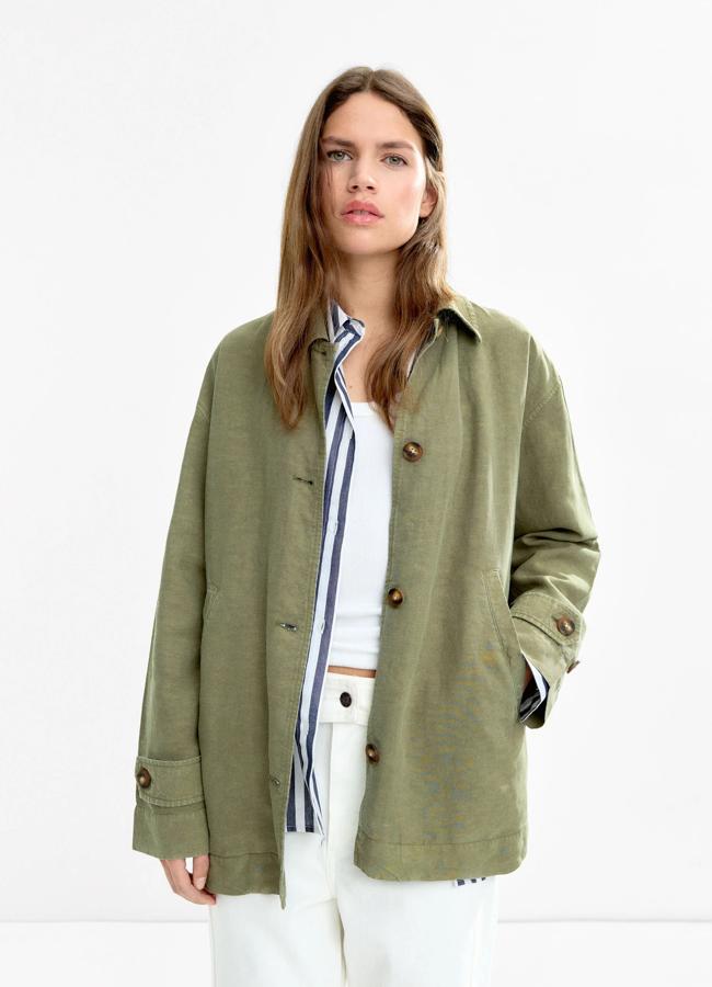 Chaqueta en verde con lino de Parfois.